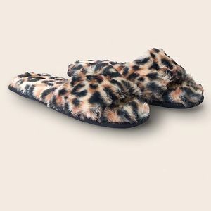 PINK Victoria’s Secret
FAUX FUR SLIPPER